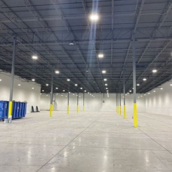 100 / 120 / 150 / 200 / 240 Watt Adjustable LED UFO High Bay: warehouse installation